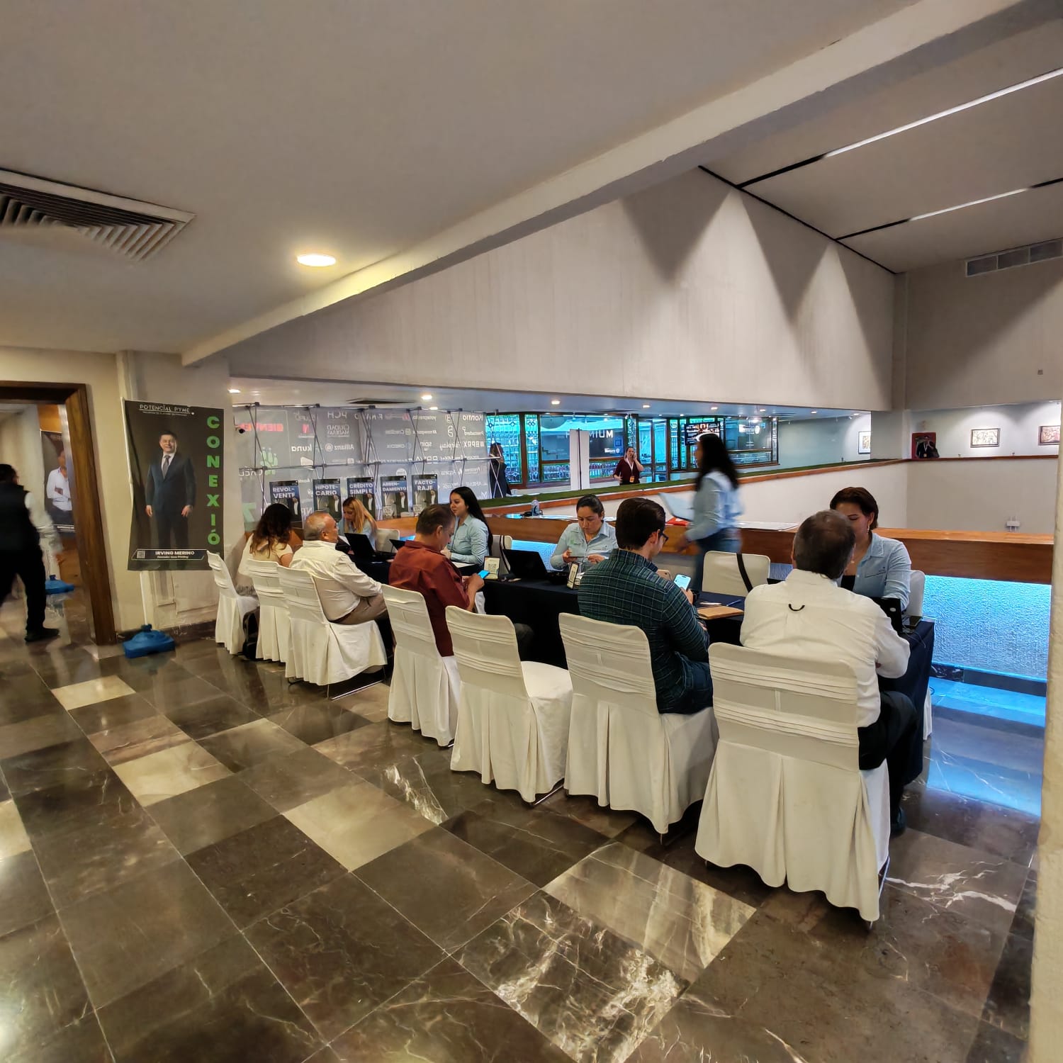 Personas reunidas revisando oportunidades para su negocio