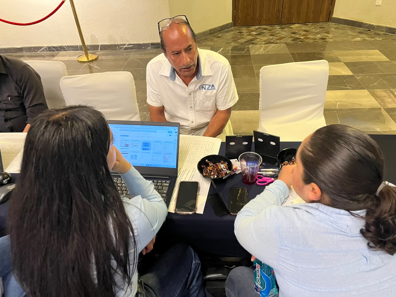 Emprendedores trabajando juntos